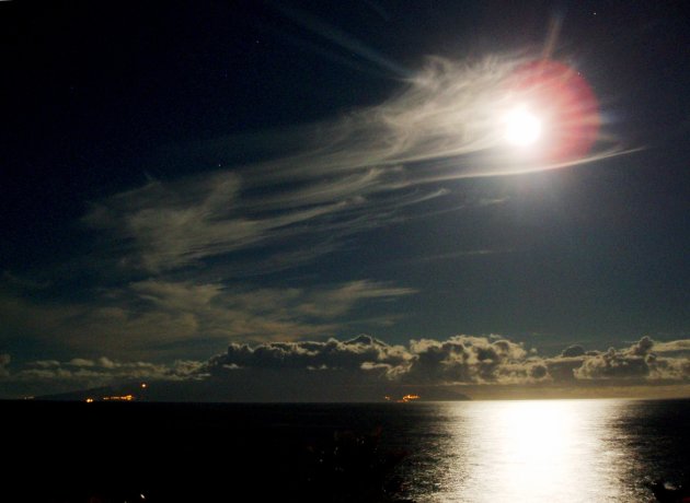 Oceaan weerkaatst het maanlicht