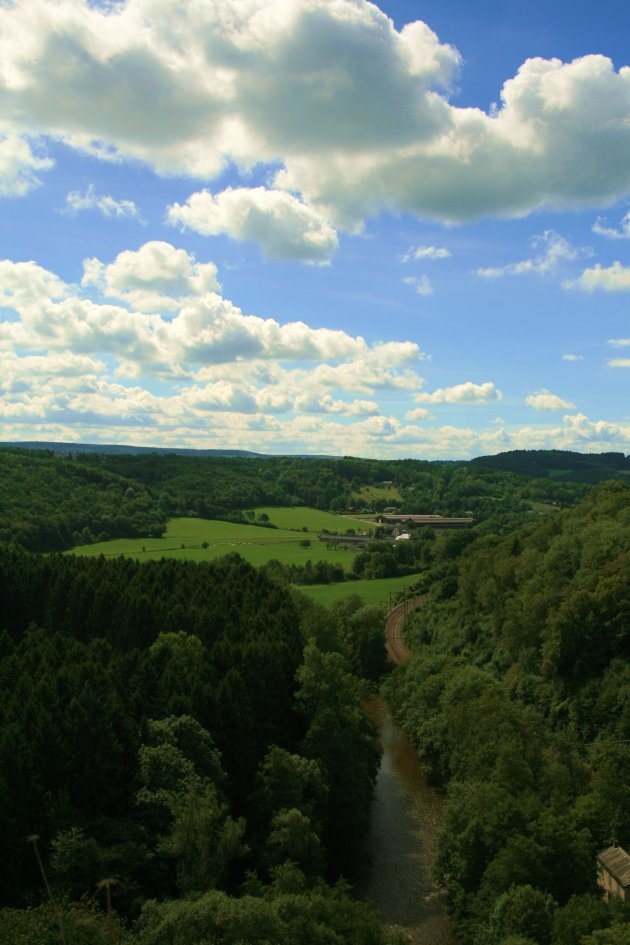 Kronkelend door het landschap