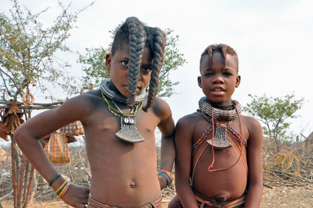 twee stoere Himba meisjes