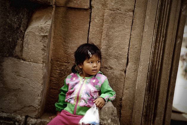 meisje bij de tempels van Angkor