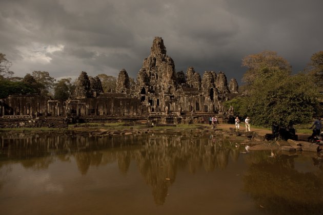 Bayon vlak voor een hele harde regenbui