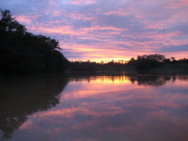 Zonsondergang op de Kinabantangan rivier, Sabah, Borneo