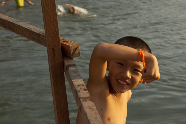 Zwemmen in de rivier bij Vang Vieng