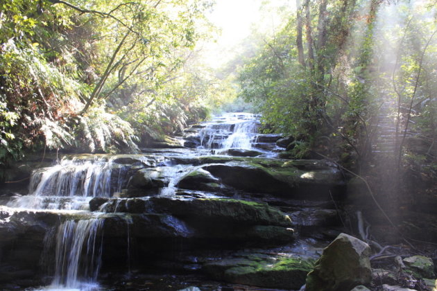 Vallend water in de ochtendzon