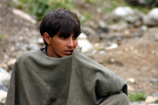 jongen aan de grens van Kahmir en Ladakh