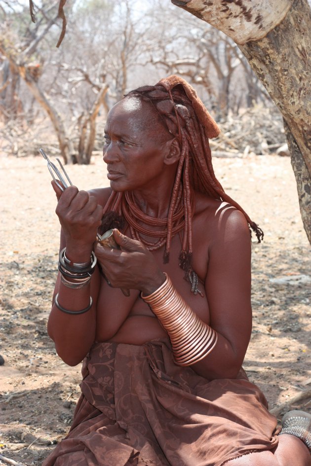 De eerste vrouw van het hoofd van de Himba stam