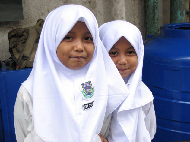 Moslim meiden onderweg naar school