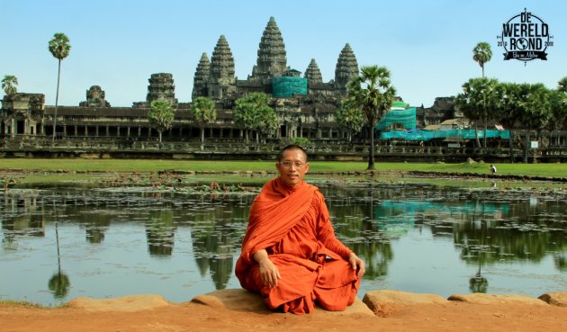 Angkor Wat met een poserende monnik