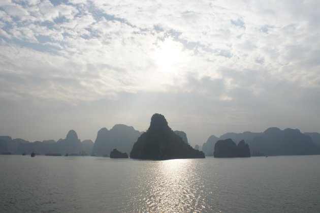 De zon breekt door in Halong Bay