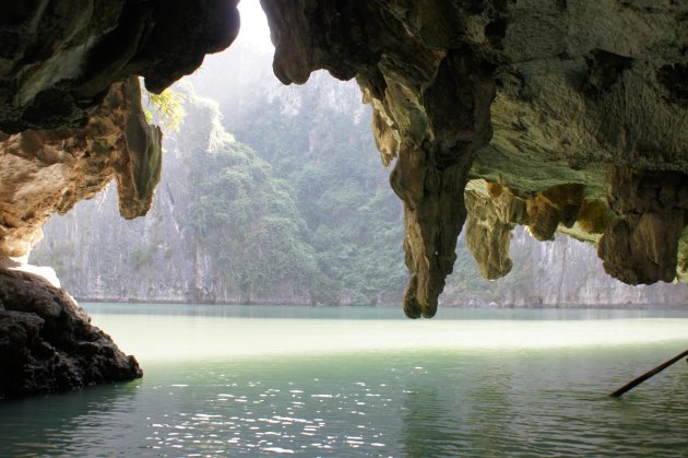 Grot in Halong Bay