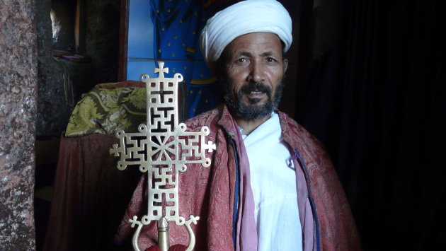 Priester met een van de kerkschatten