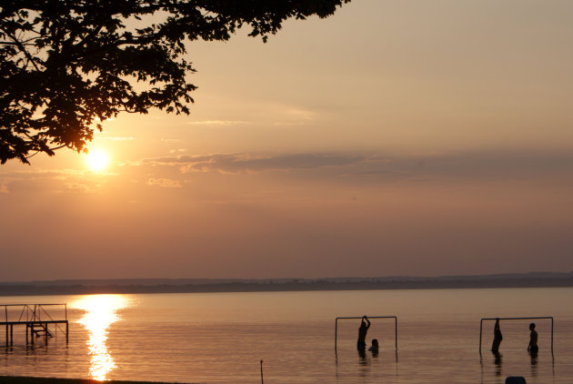 Het Balatonmeer bij zonsondergang