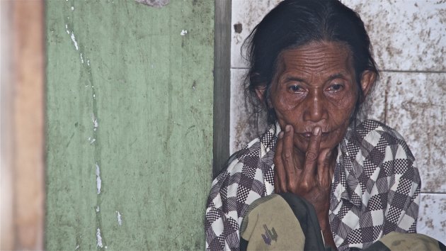 piekerende vrouw op Sumbawa