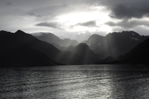 Doorbrekende zon in een Noors fjord