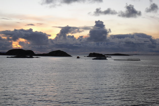 De ondergaande zon in een Noors fjord 