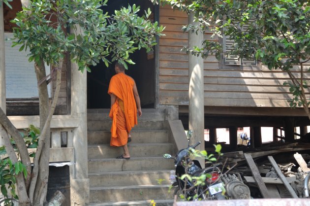 Monnik gaat naar zijn verblijf in Siem Reap