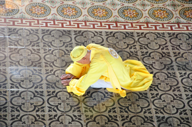 Man in Cao Dai tempel