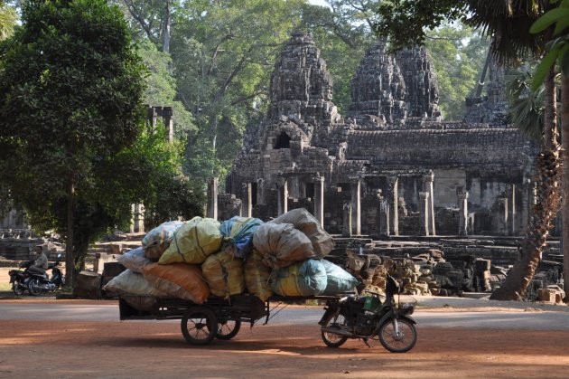 Een kar afgeladen voor Angkor Tom