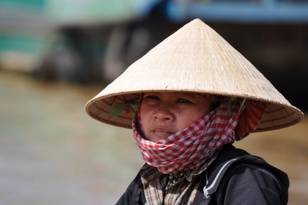 Dame bij floating village