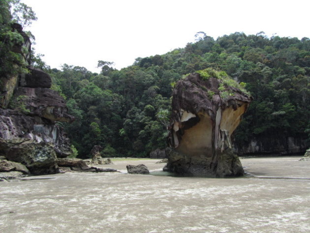 een stukje strand in bako national park.