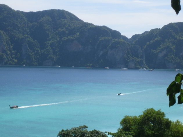 Uitzicht vanaf Koh Phi Phi Don naar Koh Phi Phi Leh