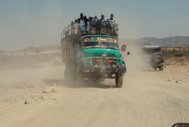 Personen vervoer door de woestijn
