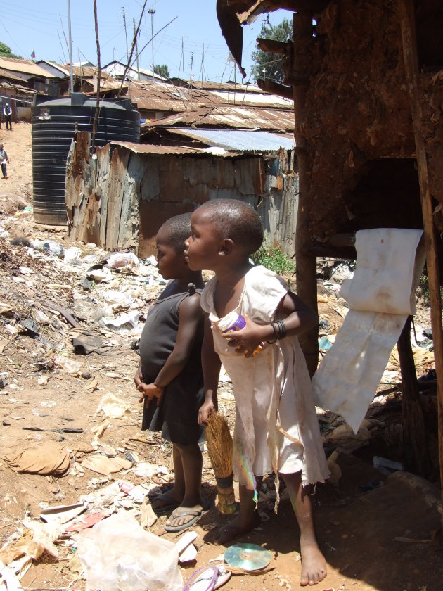 2 jonge meisjes in de krochten van Kibera Slums 