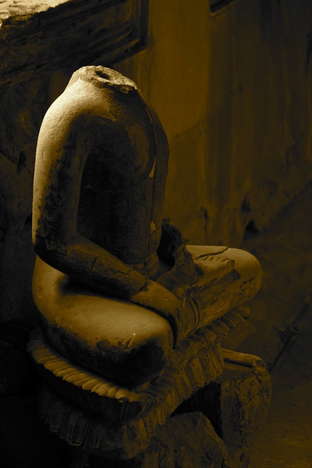 Buddha zonder hoofd in Angkor