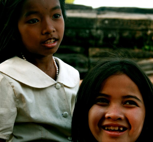 Giechelende meisjes in Angkor