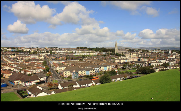 De Bogside Kunstenaars maken muurschilderingen