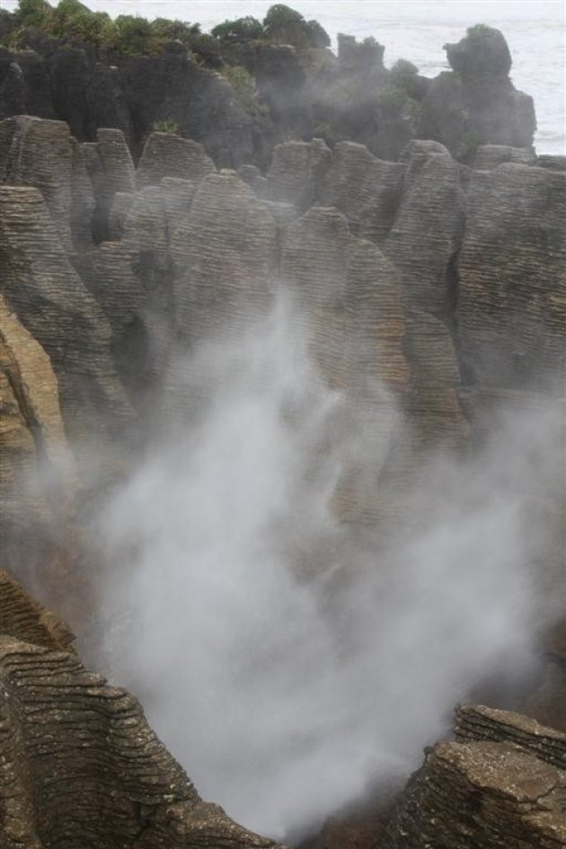 Pancake Rocks, Blowholes 