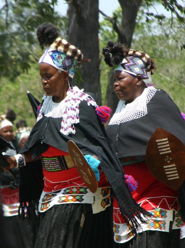 'de dames' van een zulu dansgroep (deel 1 van een drie-luik)