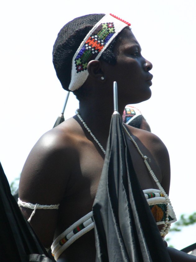 een van de meisjes van de zulu dansgroep (deel 3 van een drie-luik)