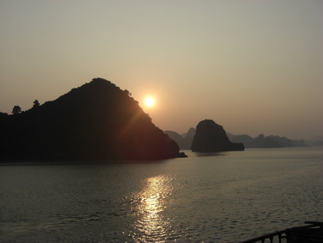 Zonsondergang in Halong bay Vietnam.