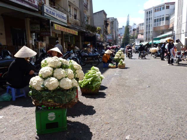 Bloemkolen op de markt in Dalat