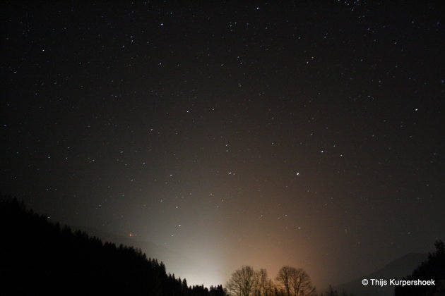 Het licht van de maan  dat zich om de berg heen buigt.