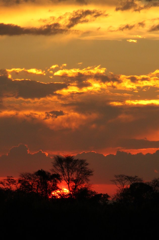 Ondergaande zon vanaf de rivier