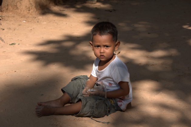 Spelend kind in angkor wat