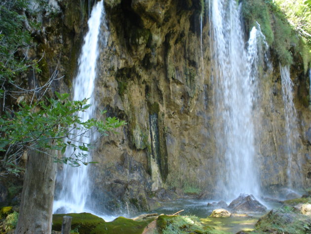 Langs een pad in het NP Plitvice