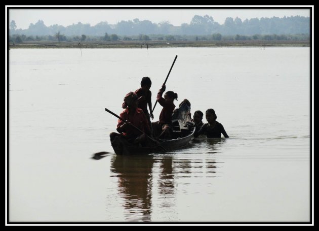 De Western Baray oversteken