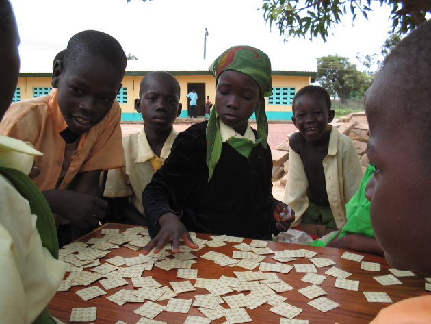 Ghanese kinderen spelen Memory