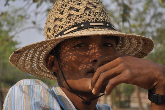 Portret van jonge Birmeese man met de zon op zijn gezicht lacht hij in de camera