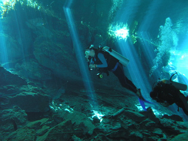 Mooie zonnestralen die door het water worden gebroken in de Chac Mool Cenote!