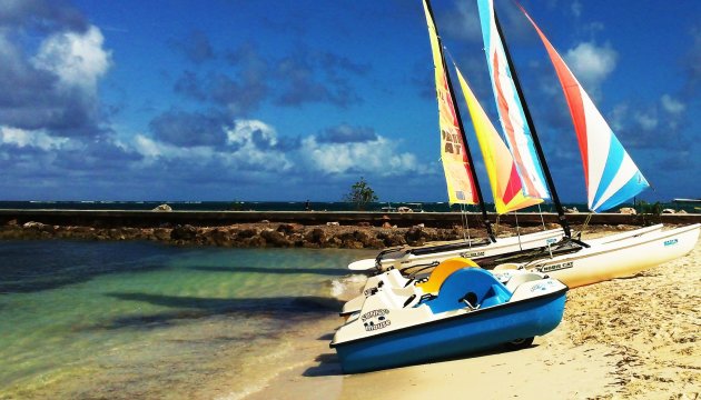 Hobie Cat Op Het Strand Van Guardalavaca