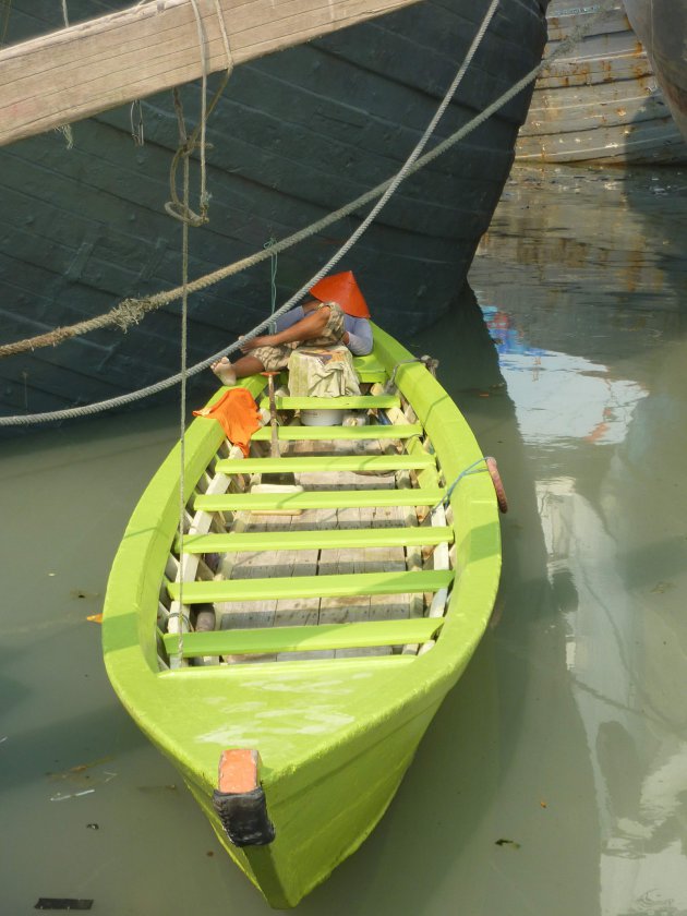 Slapende visser in Sunda Kelapa, de oude haven van Jakarta