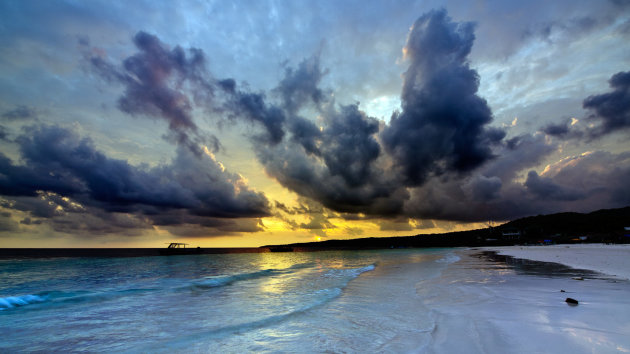 zonsondergang met donderwolken