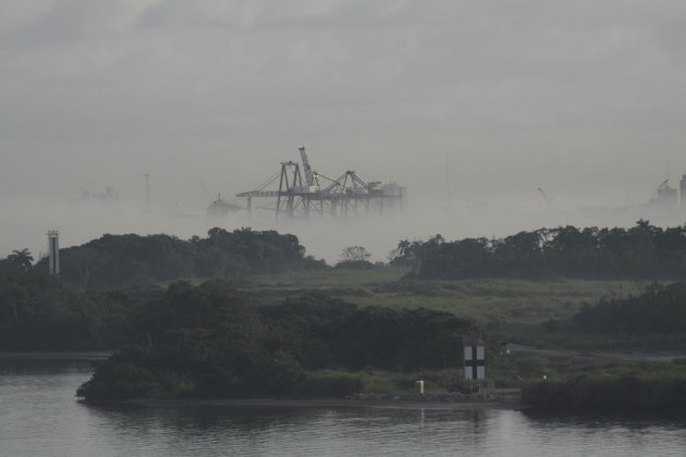 Zwevende kranen in de mist