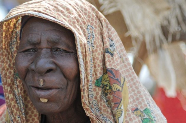 vrouw uit Tsjaad op de markt