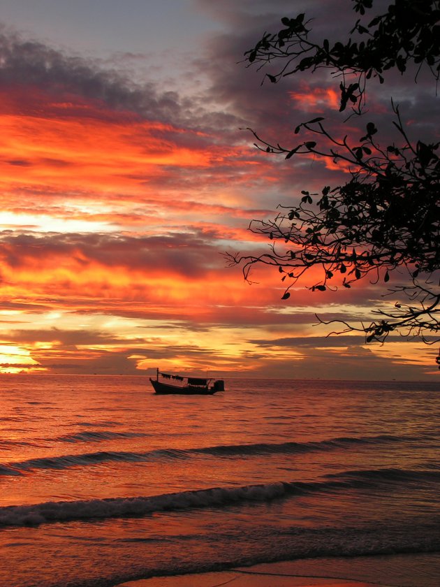 Spectaculaire zonsondergang op Koh Chang na een enorme onweersbui