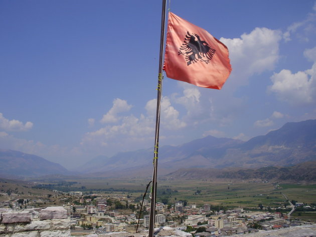 De vlag van Albanië op de burcht in Gjirokastër